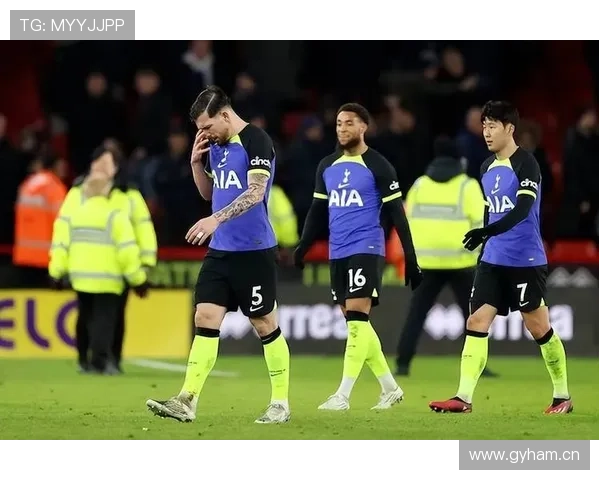 曼联输给英乙球队后问题显现，当前球队状态与战术稳定性面临考验